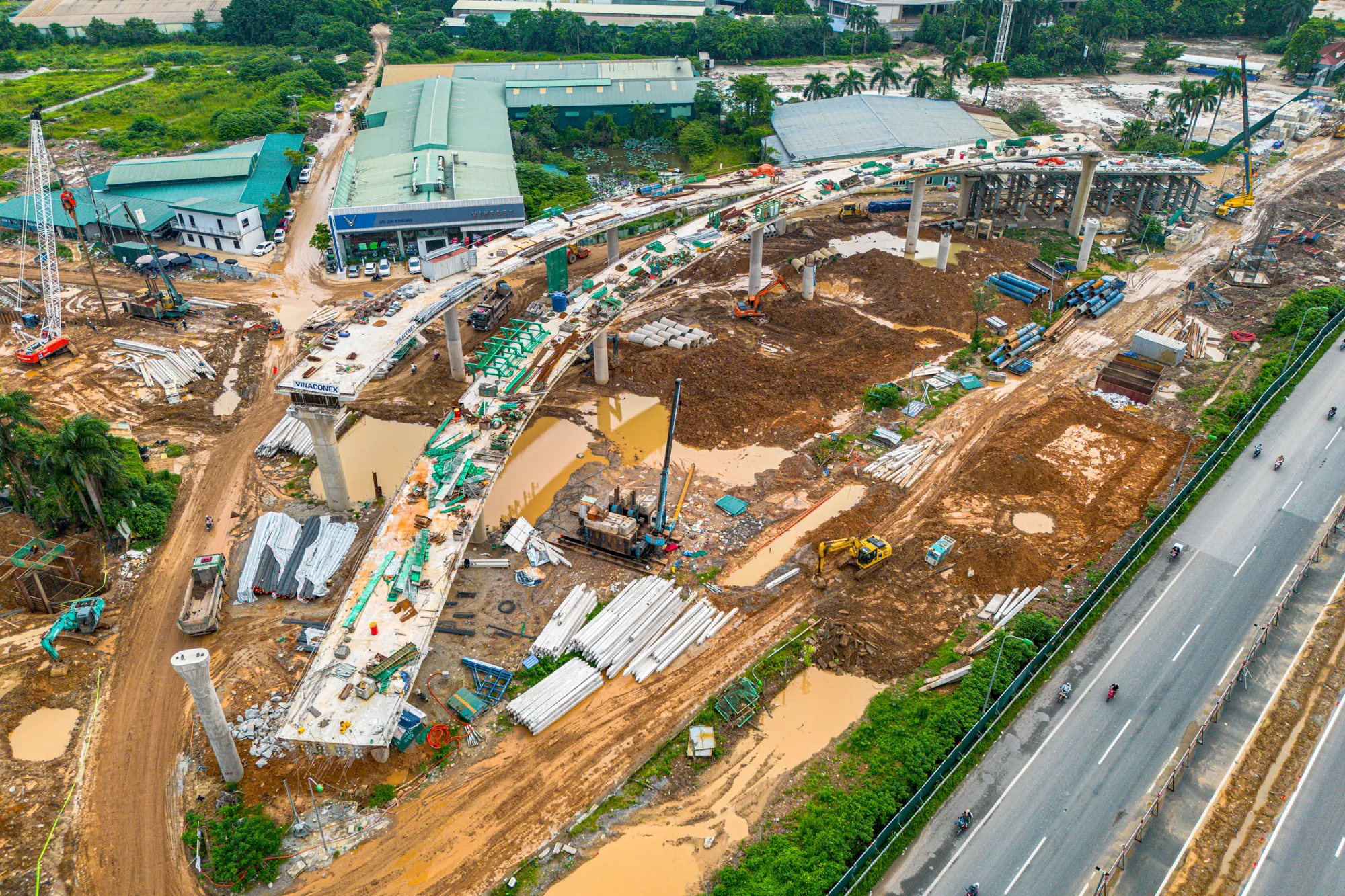 Công trường thi công trụ cầu và đường dẫn nút giao sát Đại lộ Thăng Long