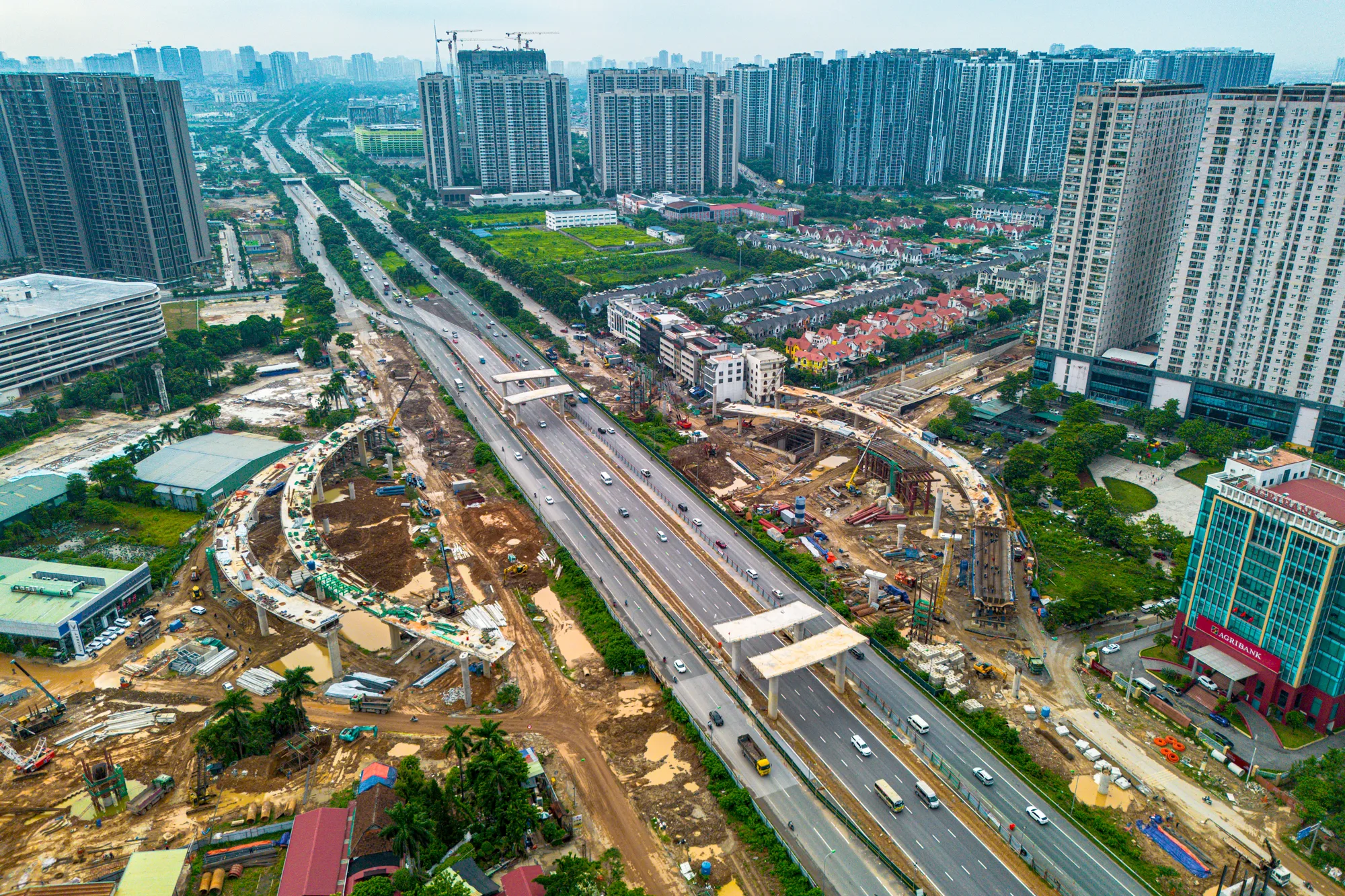 Hệ thống cầu nhánh tuabin nút giao Vành đai 3.5 đang trong quá trình thi công