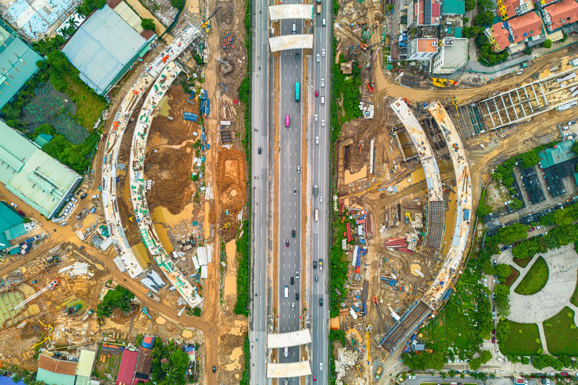 Nhìn từ trên xuống nút giao khác mức giữa Đại lộ Thăng Long và Vành đai 3.5